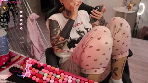 Snapshot of _viv1an_ chatting on October 19, 8:04 am Alis online show from October 19, 8:04 am