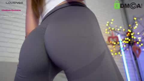 Snapshot of _wild_berry chatting on February 12, 8:29 pm Lily online show from February 12, 8:29 pm