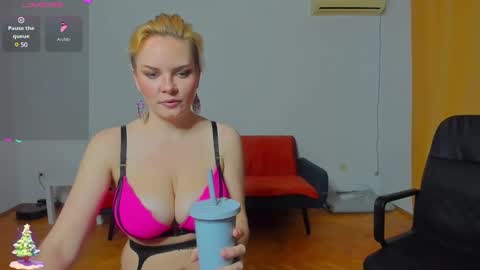 Snapshot of _yourpleasure_ chatting on December 15, 4:59 pm Candice and Mark online show from December 15, 4:59 pm