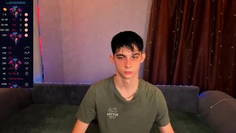 Snapshot of aaron_bang chatting on September 18, 10:45 pm Aaron Bang online show from September 18, 10:45 pm