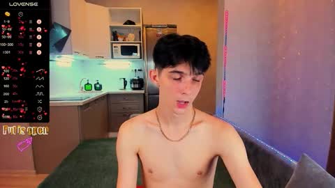 Snapshot of aaron_bang chatting on September 30, 7:41 pm Aaron Bang online show from September 30, 7:41 pm