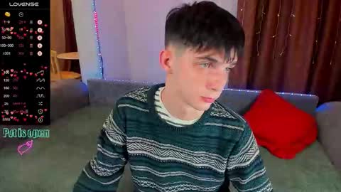 Snapshot of aaron_bang chatting on October 27, 12:26 am Aaron Bang online show from October 27, 12:26 am