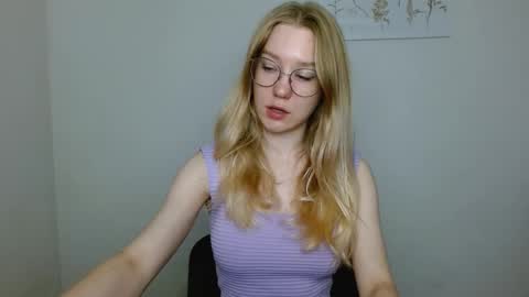 Snapshot of abbymoore__ chatting on September 18, 9:33 am Abby Lovense is active online show from September 18, 9:33 am