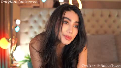 Snapshot of abie_owen chatting on December 15, 2:19 am abie_owen online show from December 15, 2:19 am