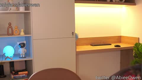 Snapshot of abie_owen chatting on November 12, 11:03 pm abie_owen online show from November 12, 11:03 pm