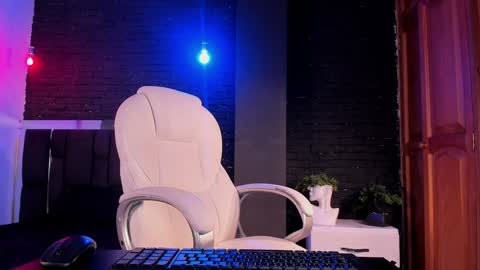 adam_piarse online show from December 4, 11:46 pm