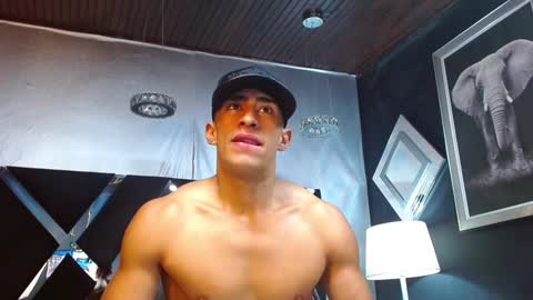 Snapshot of adrian_rae chatting on December 18, 12:29 pm online show from December 18, 12:29 pm