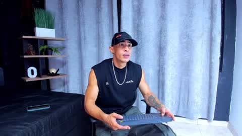 Snapshot of adrian_rae chatting on January 4, 11:43 am online show from January 4, 11:43 am