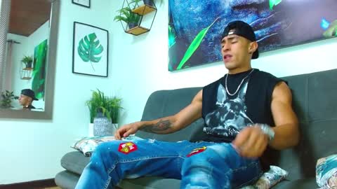 Snapshot of adrian_rae chatting on January 10, 11:43 am online show from January 10, 11:43 am