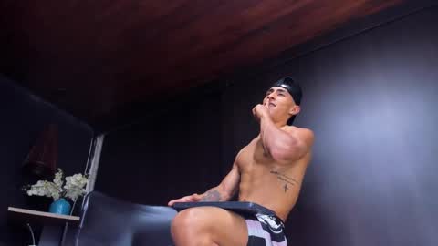 Snapshot of adrian_rae chatting on January 21, 9:36 pm online show from January 21, 9:36 pm