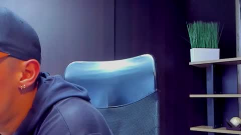 Snapshot of adrian_rae chatting on September 30, 12:26 am online show from September 30, 12:26 am