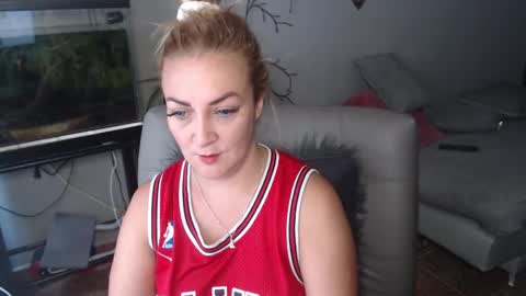 Adriana Paredes  online show from February 4, 1:06 pm