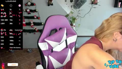 Adriana Paredes  online show from November 21, 12:15 pm