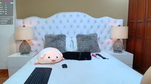 Snapshot of agatha_lenon chatting on December 14, 7:46 pm Agatha online show from December 14, 7:46 pm