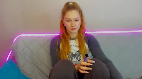 Snapshot of agnesarden chatting on October 28, 11:25 am AgnesArden online show from October 28, 11:25 am