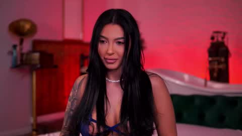 Snapshot of aishaadevoe chatting on December 1, 7:19 pm Maddy online show from December 1, 7:19 pm