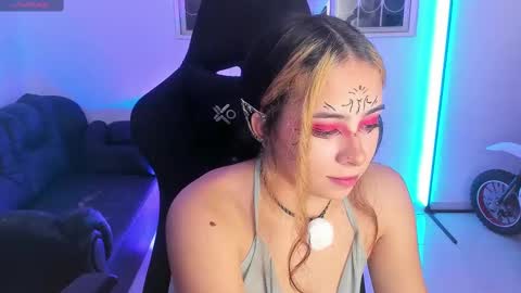 Snapshot of aishelyng20 chatting on October 7, 10:29 pm aishelyng20 online show from October 7, 10:29 pm