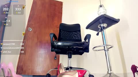 Snapshot of aitana_purple chatting on February 10, 1:35 am Aitana online show from February 10, 1:35 am