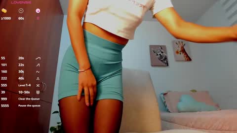 Snapshot of aitanaa1_ chatting on February 22, 7:45 am Aitana online show from February 22, 7:45 am