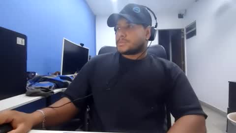 Esteban online show from December 3, 4:09 am