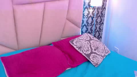 A K A N E  U W U online show from January 7, 3:23 pm