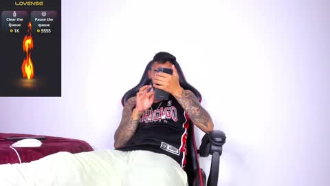 Snapshot of akira_tattoo chatting on March 2, 1:04 am Akira online show from March 2, 1:04 am