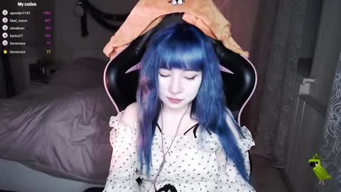 akirahartyx online show from December 17, 1:49 pm