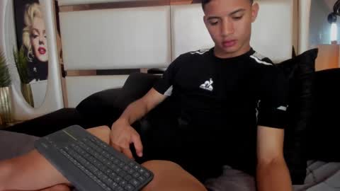 Snapshot of alan_santhos chatting on September 18, 4:47 am ---Alan--- online show from September 18, 4:47 am