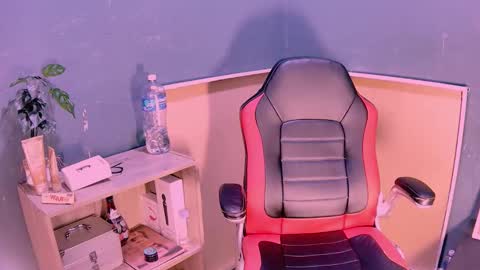 alanadelray online show from February 25, 9:31 am