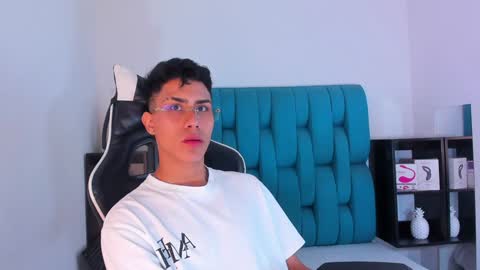 Snapshot of alannaughty_ chatting on February 9, 4:25 am alannaughty_ online show from February 9, 4:25 am