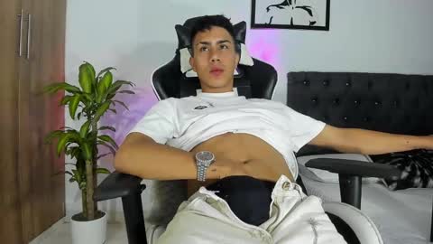 Snapshot of alannaughty_ chatting on November 19, 2:00 am alannaughty_ online show from November 19, 2:00 am