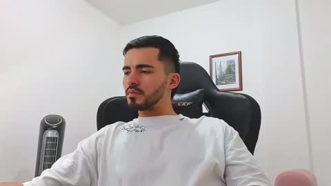 alejandroo_7 online show from January 7, 8:52 pm