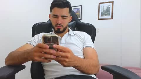 alejandroo_7 online show from February 14, 8:15 pm