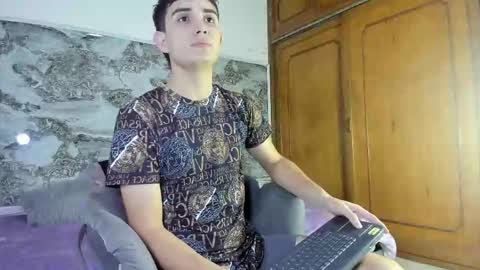 alejo_gray1 online show from November 9, 7:23 pm