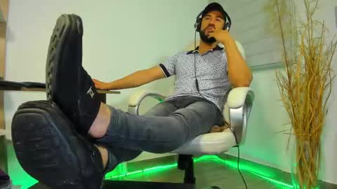 Snapshot of alessandro__wye chatting on December 5, 7:49 am ALESSANDRO WYE online show from December 5, 7:49 am