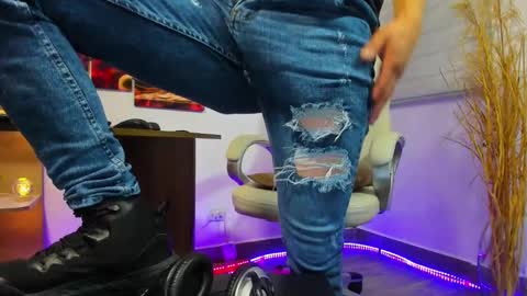 Snapshot of alessandro__wye chatting on December 13, 7:04 am ALESSANDRO WYE online show from December 13, 7:04 am