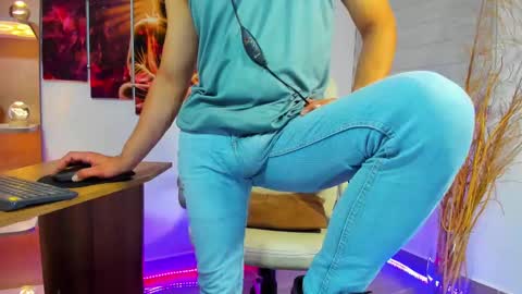 Snapshot of alessandro__wye chatting on January 8, 8:27 am ALESSANDRO WYE online show from January 8, 8:27 am