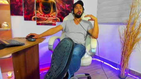 Snapshot of alessandro__wye chatting on January 14, 5:08 am ALESSANDRO WYE online show from January 14, 5:08 am