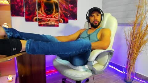 Snapshot of alessandro__wye chatting on January 14, 8:09 am ALESSANDRO WYE online show from January 14, 8:09 am