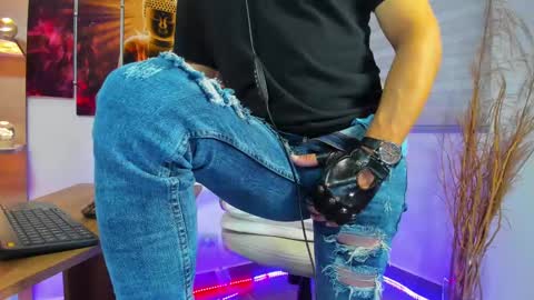 Snapshot of alessandro__wye chatting on January 19, 11:56 am ALESSANDRO WYE online show from January 19, 11:56 am