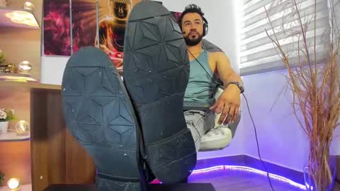 Snapshot of alessandro__wye chatting on February 6, 5:51 pm ALESSANDRO WYE online show from February 6, 5:51 pm