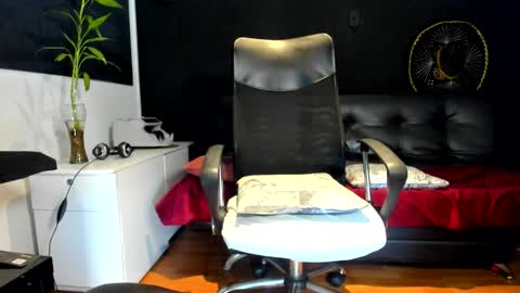 Snapshot of alessandro__wye chatting on October 24, 2:30 am ALESSANDRO WYE online show from October 24, 2:30 am