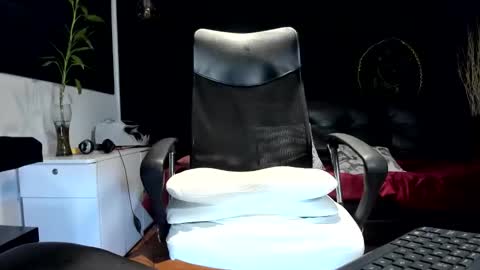 Snapshot of alessandro__wye chatting on November 3, 6:25 am ALESSANDRO WYE online show from November 3, 6:25 am