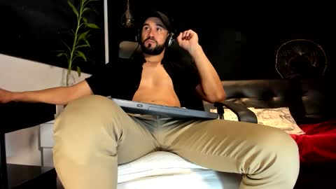 Snapshot of alessandro__wye chatting on November 20, 2:01 am ALESSANDRO WYE online show from November 20, 2:01 am