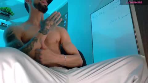 Snapshot of alessandro_dibellucci chatting on November 4, 12:10 am Kciqu3 Independent model online show from November 4, 12:10 am