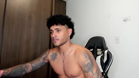 Snapshot of alessandro_vanni chatting on February 2, 10:49 pm Alessandro Vanni online show from February 2, 10:49 pm