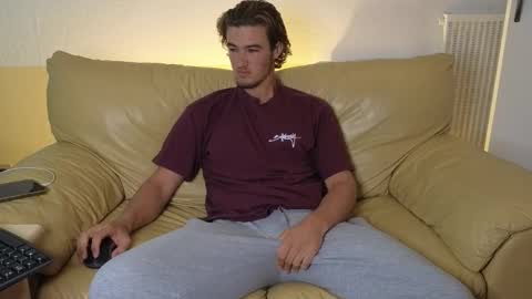 Snapshot of alex83530 chatting on October 21, 8:04 am Alex83530 online show from October 21, 8:04 am