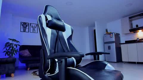 Snapshot of alexander_collin_ chatting on December 4, 11:41 am Alex Collin online show from December 4, 11:41 am