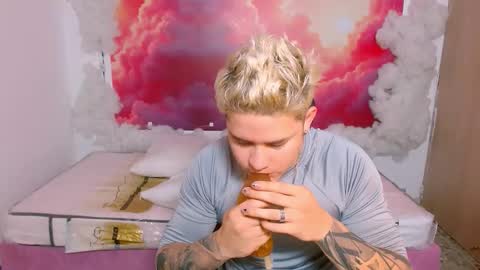 Snapshot of alexpierss chatting on November 22, 7:13 pm Alex online show from November 22, 7:13 pm