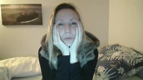 Snapshot of alice8363 chatting on December 7, 9:44 pm Alice online show from December 7, 9:44 pm